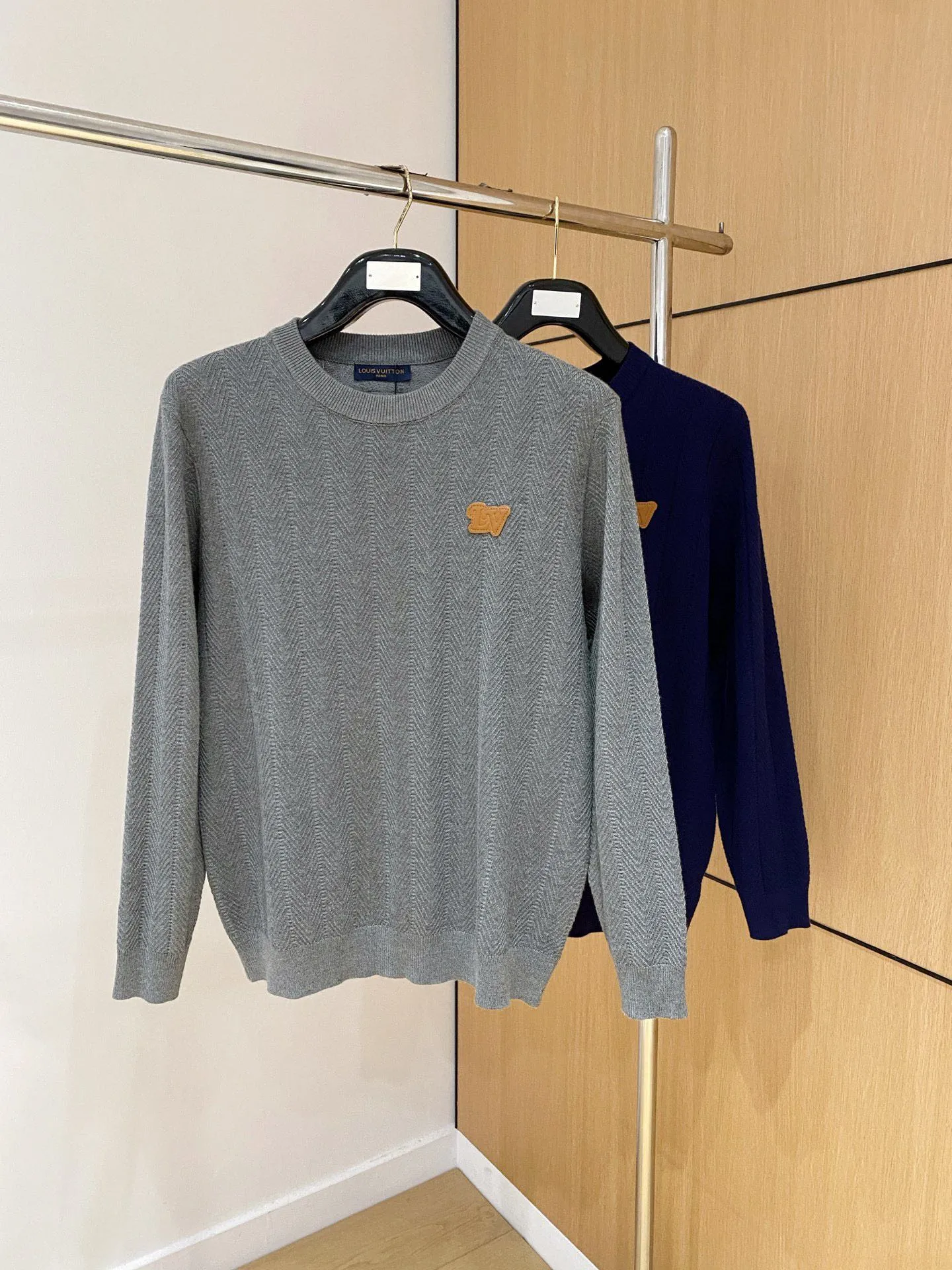 🅿️420 【LV Louis Vuitton】Autumn and winter classic round neck pullover sweater, in full condition! ! ! Wool blended fabric, the latest model in 2025, golden ratio! ! Slim-fitting soft gold, versatile and practical item, the combination and practicality are extremely powerful, simple and elegant, and classy! To create your own style, it is highly recommended to buy it in two colors. The standard slim fit tailoring process is suitable for both young and old men. It is knitted from wool and will not cause any discomfort! While keeping warm, it is stylish, textured and wearable, and the classic logo with contrasting colors on the chest feels in place! ! Recommended for regular customers! ! Size M-3XL (maximum wear: 190 pounds)